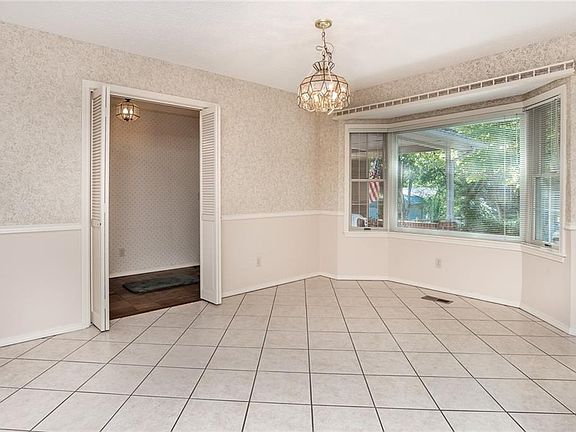4th image of 21 Elizabeth Dr