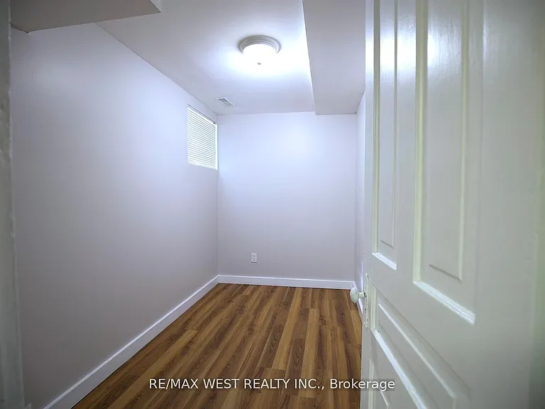 32 Beatrice St #BASEMENT — Photo 8