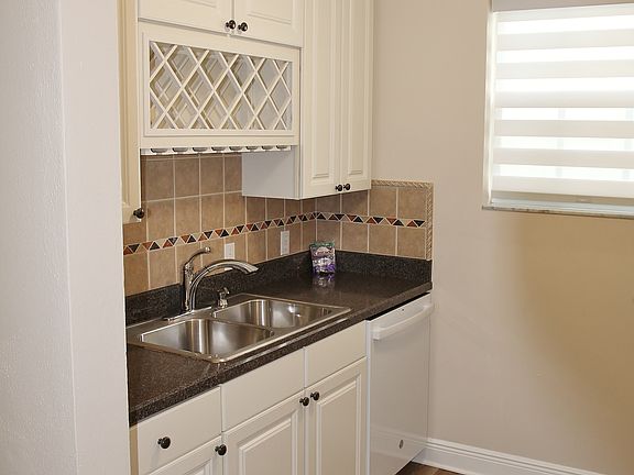 Beautiful Fully-Equipped Kitchen. All New Appliances.