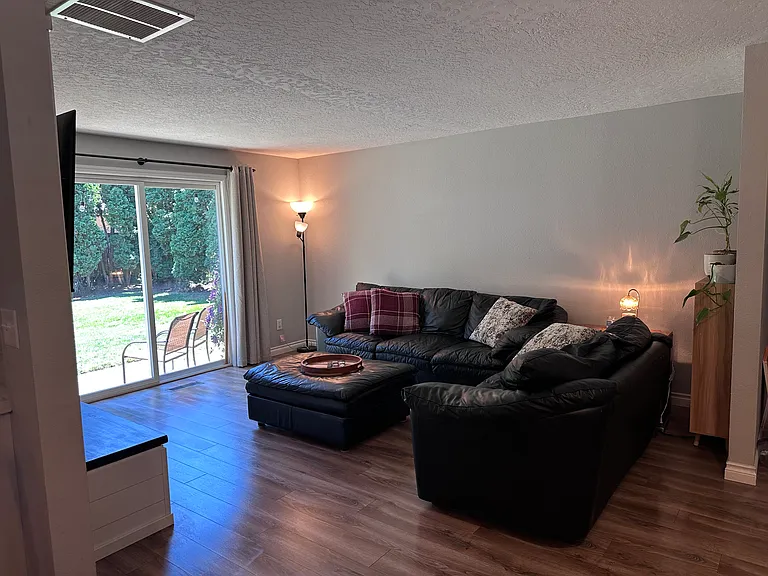 712 SW Cypress St — Photo 5