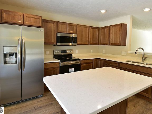 4th image of 9842 Westwood Dr