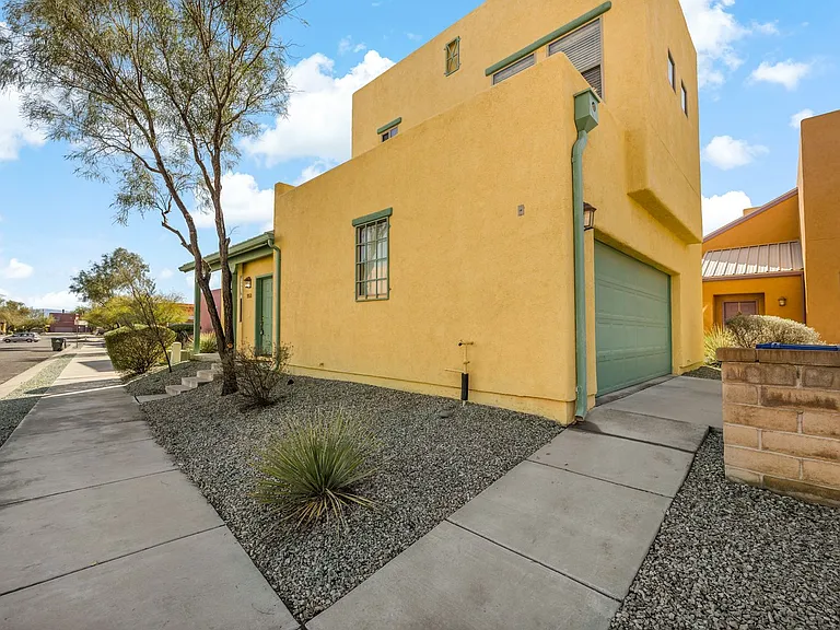 953 W Calle Carasol — Photo 2