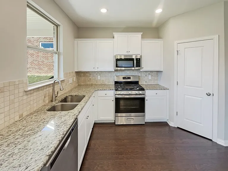401 Blackthorn Ln — Photo 6