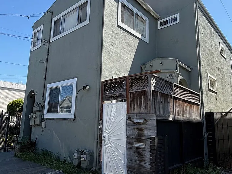 1737 Chase St — Photo 1
