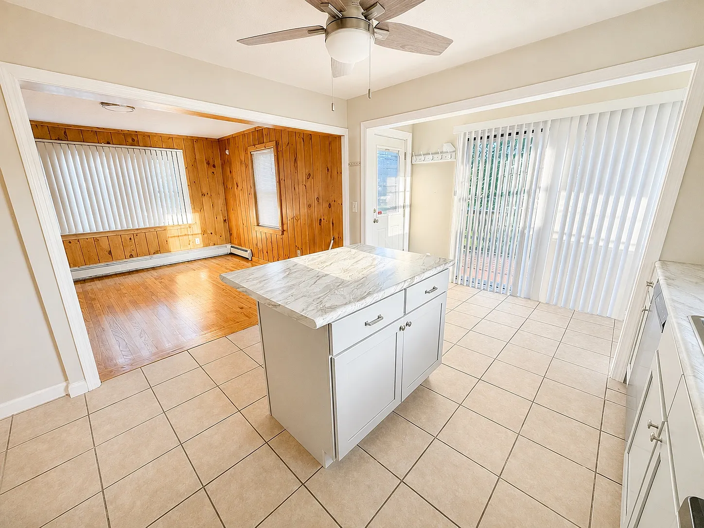 3 bed, 1128 sqft, $2,200 — Photo 4