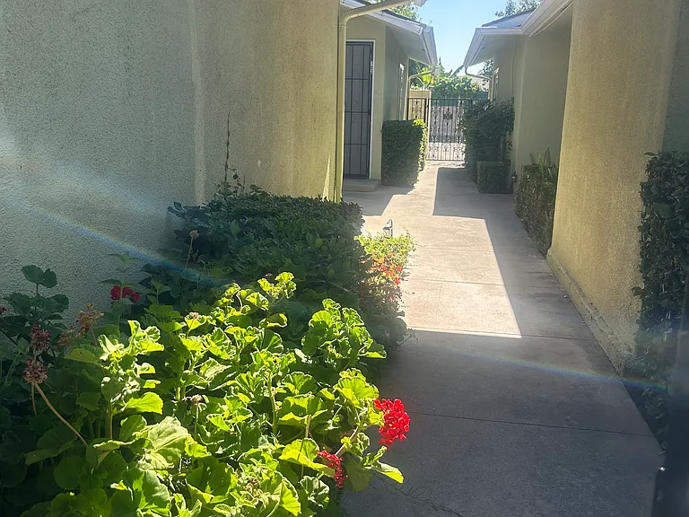 6150 N Fresno St — Photo 4