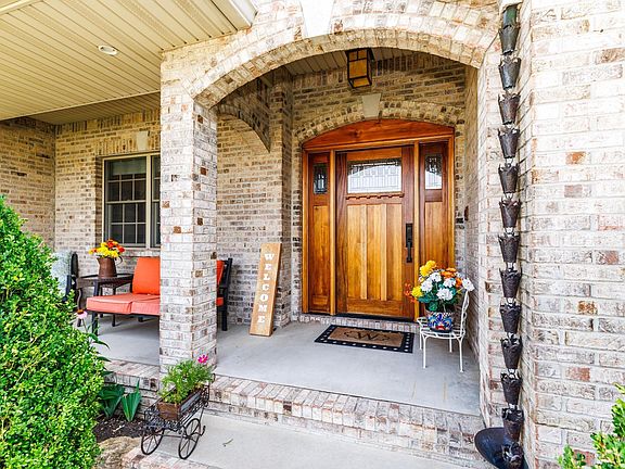 3rd image of 2604 N Wickersham Dr