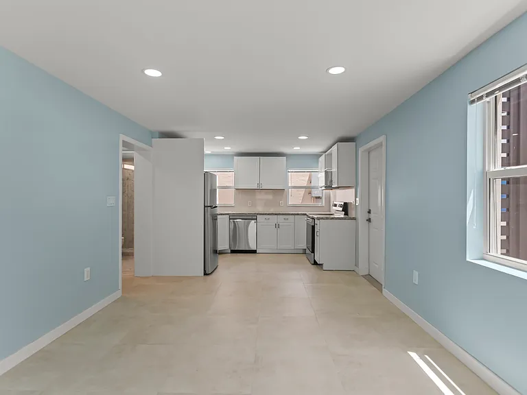 2030-2032 NE 2nd St #1 — Photo 5