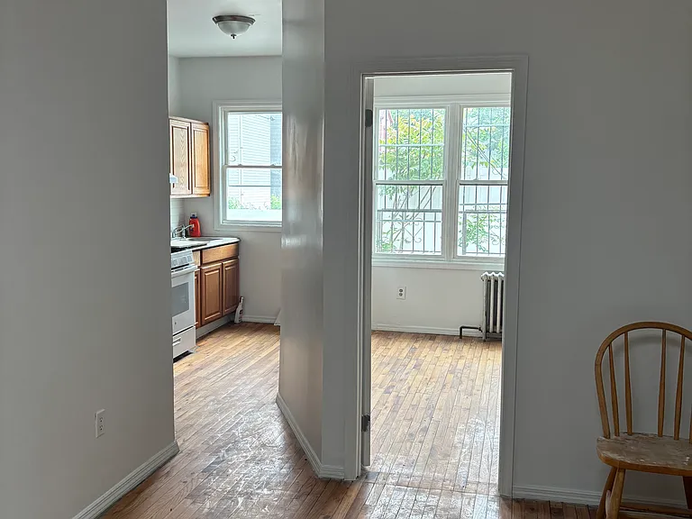 1068 Castleton Ave — Photo 4