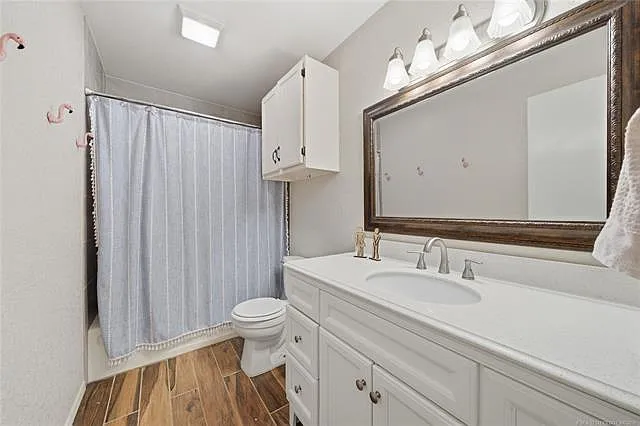 1112 W Queens Pl — Photo 13