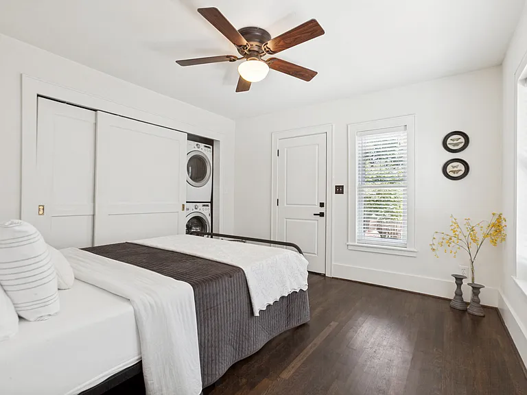 Bedroom w/ Washer & Dryer