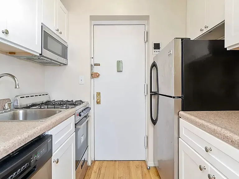 411 W 45th St #3 — Photo 4