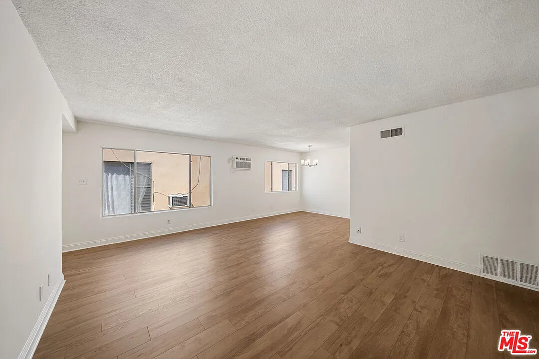 1050 S Wooster St — Photo 2