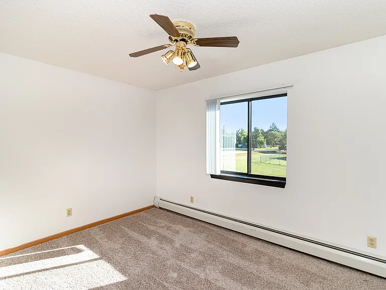 Hutchinson, MN Deer Park Apartments | 21D | Bedroom