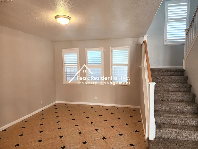 1119 Green Ridge Dr — Photo 3
