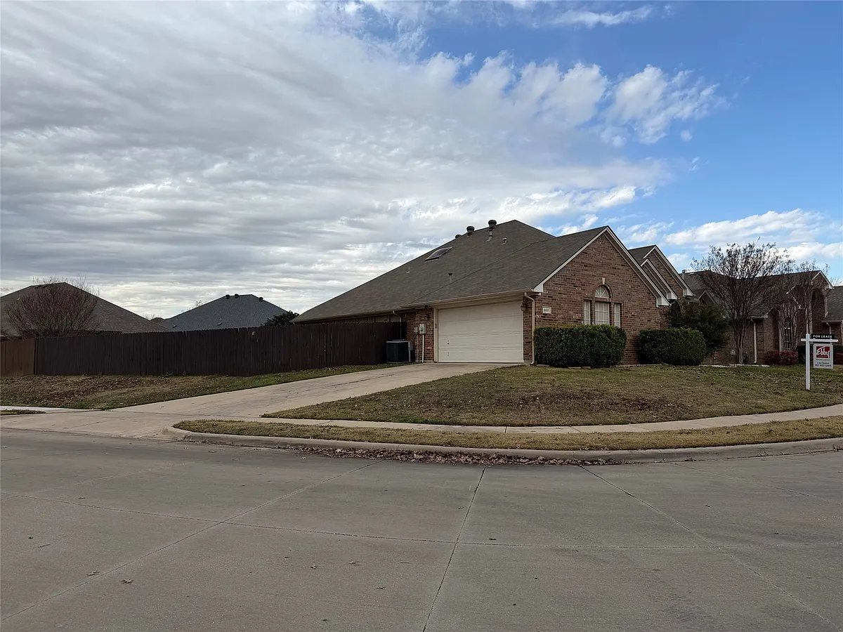 Building Photo - 8617 Shadow Trace Dr