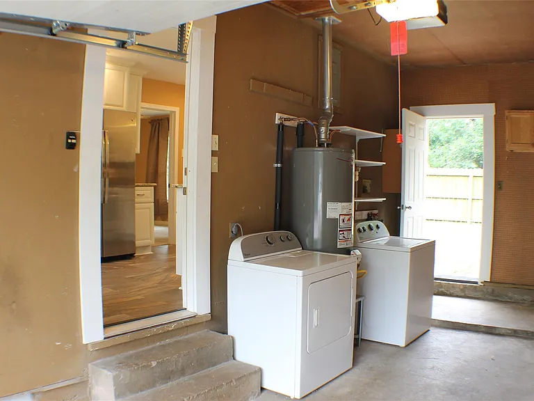 808 E Tom Green St — Photo 12
