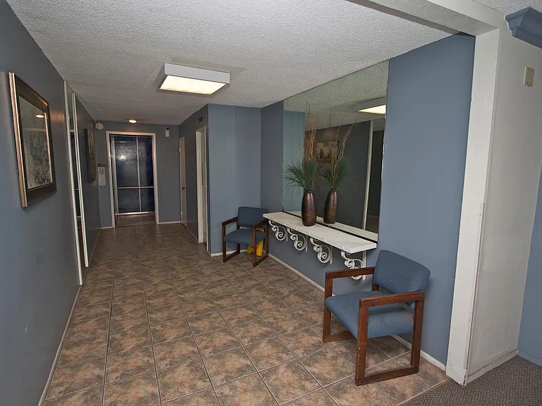 Chateau Garnet Apts. — Photo 16