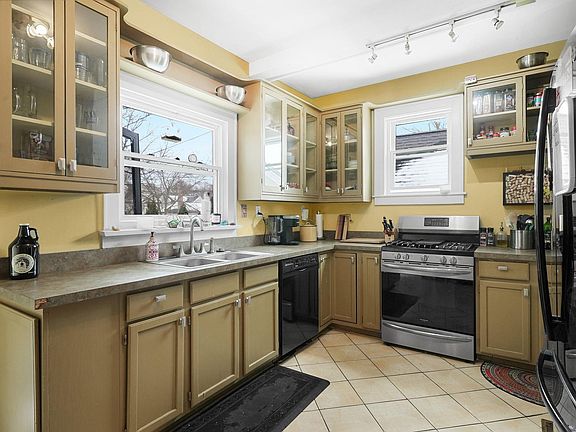 4th image of 525 Webster St