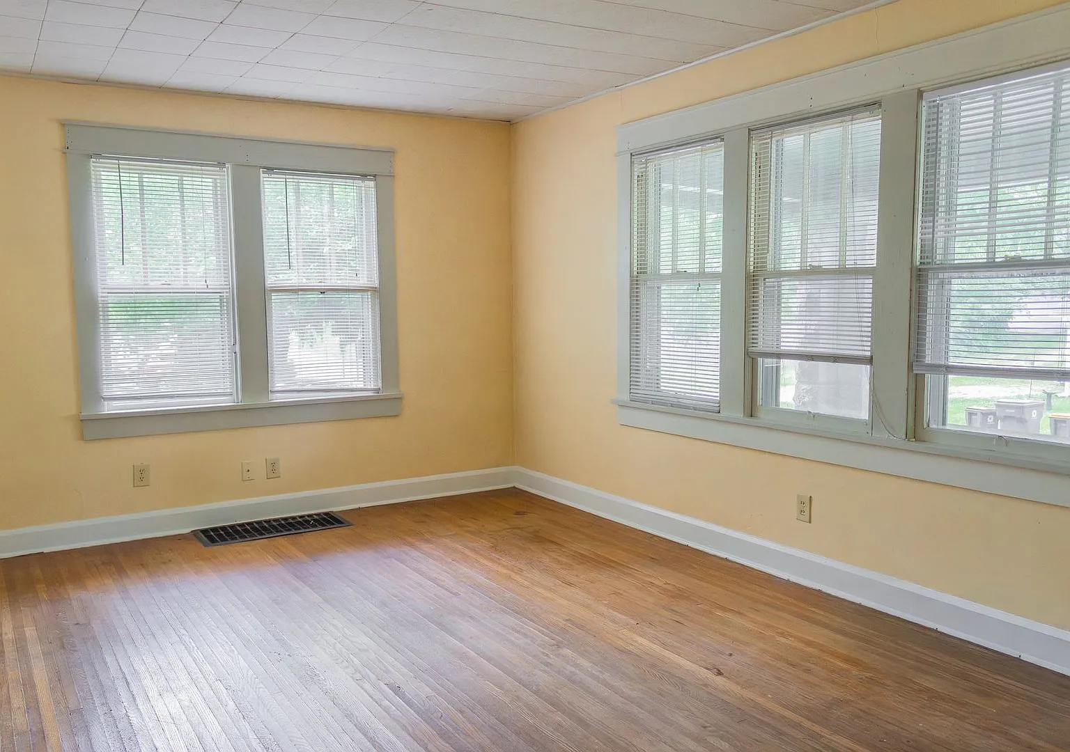 217 S Clark - Available August 2024 — Photo 4