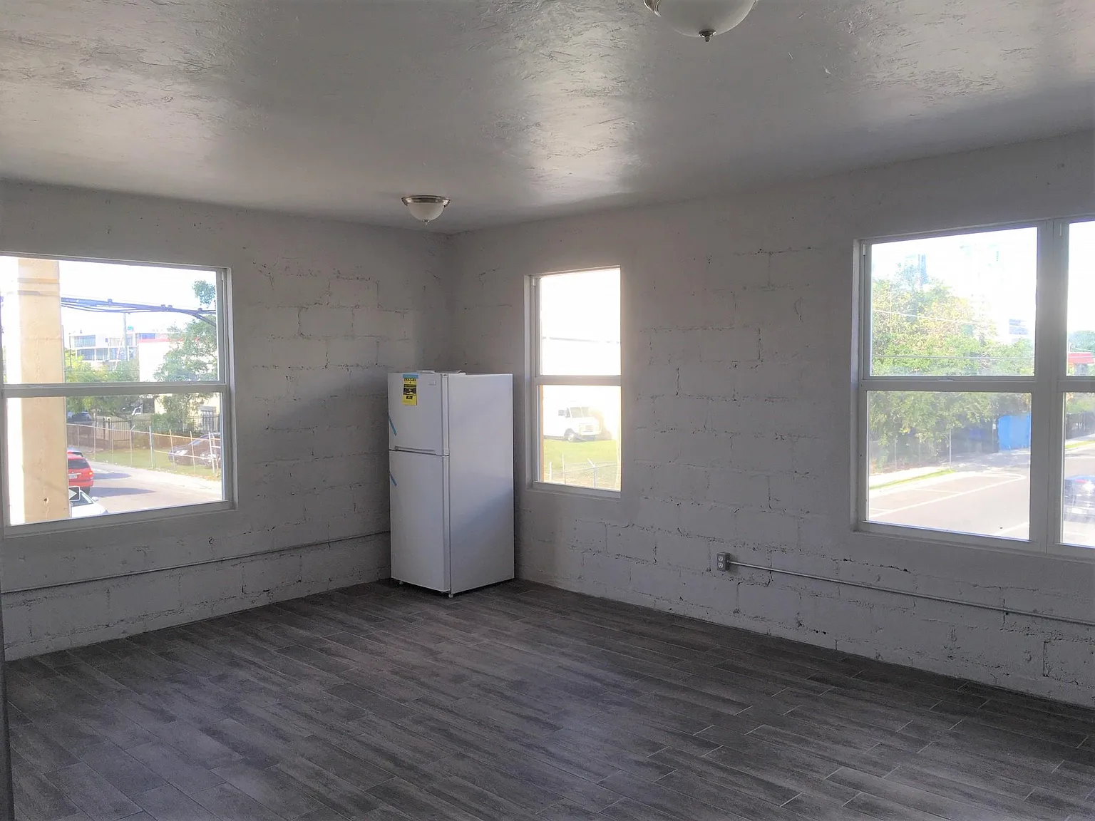 240 NW 8th Ave — Photo 2