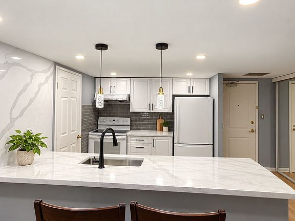 2nd image of 701 King St W #Penthouse 7