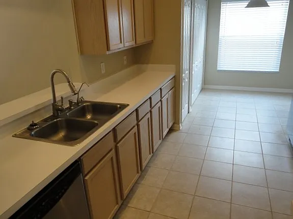 4 bed, 2.0 bath, 1665 sqft, $2,335 — Photo 2