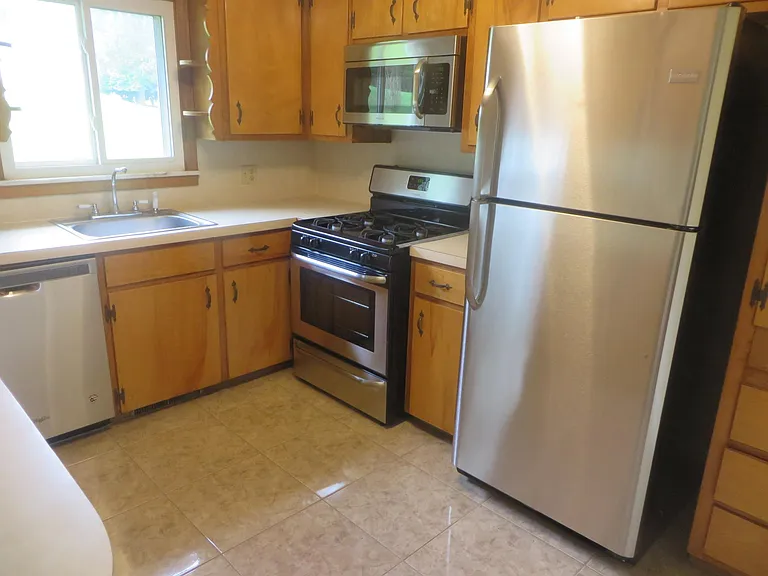 904 Pratt Dr — Photo 6