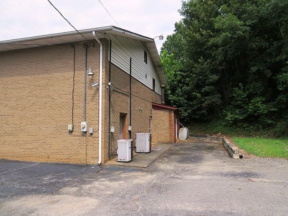 3rd image of 1850 Fairystone Park Hwy