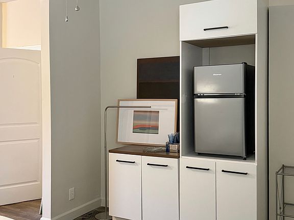 4th image of 2702 Kenwood Ave #1