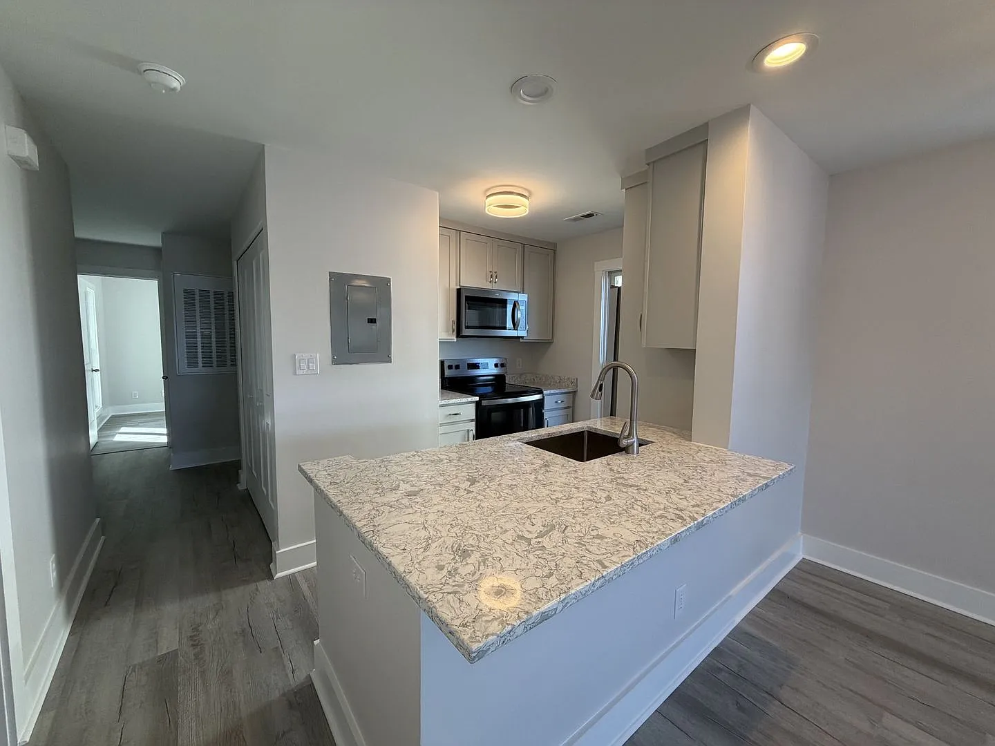 Breathtaking 2 Bed/2 Bath Condo - Second Floor - Newly Renovated - Covered Balcony - Community Am... — Photo 4