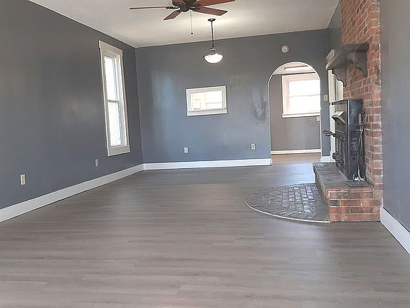 Living room: 514 E Mitchell