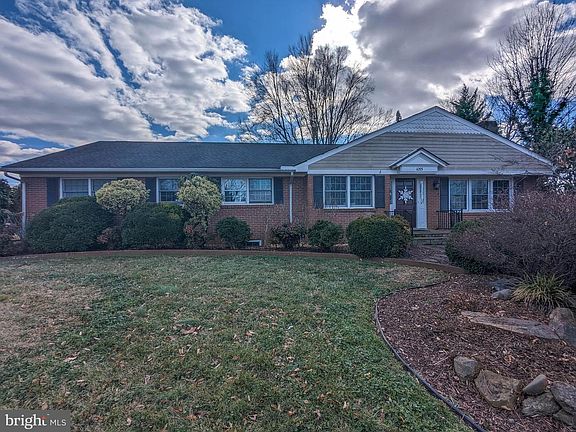 3rd image of 1055 Oaklawn Dr