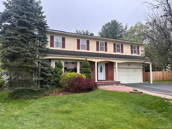 47 Carriage Rd, Roslyn, NY 11576