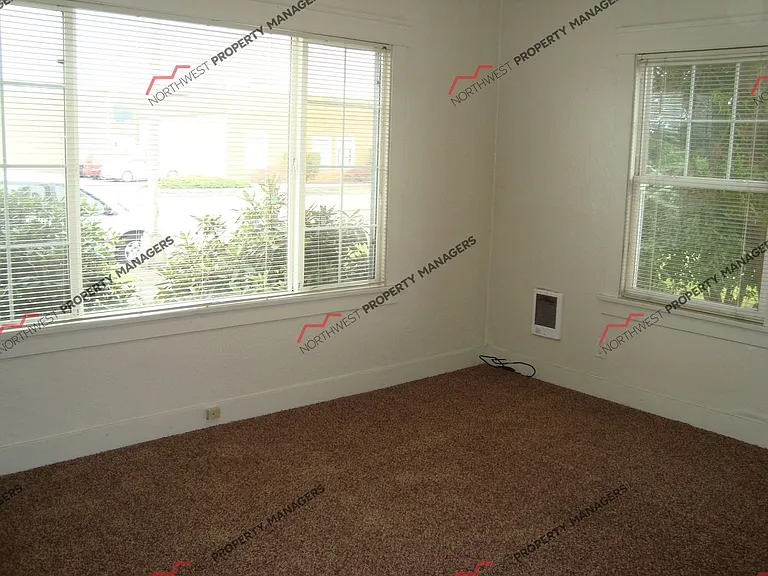 509 W Market St — Photo 2