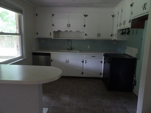 3rd image of 728 Melrose Dr