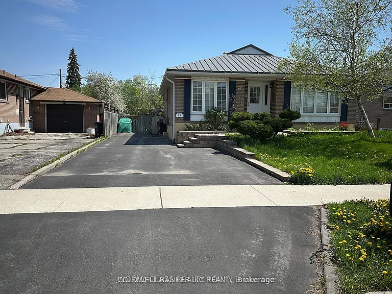 20 Murchison Cres — Photo 2