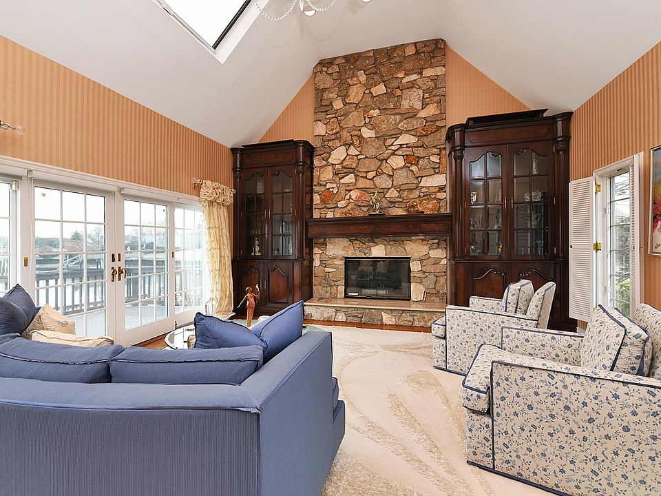 1st image of 105 Lake Dr