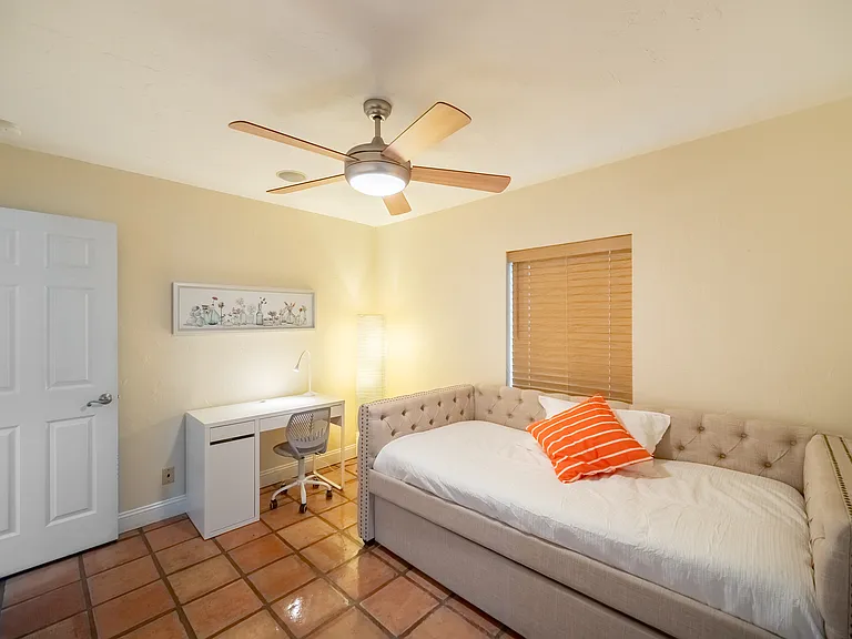 100 NE 26th Dr — Photo 14
