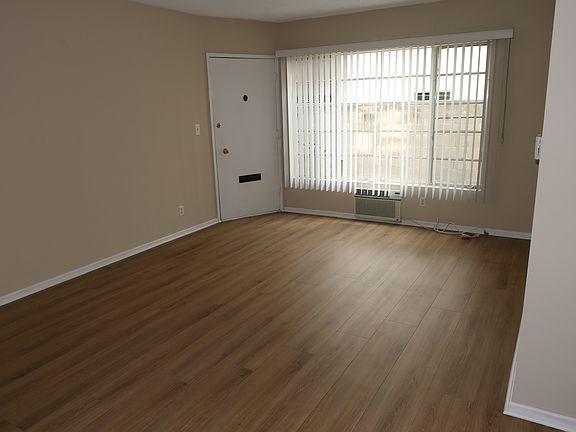 4th image of 432 Arnaz Dr #2