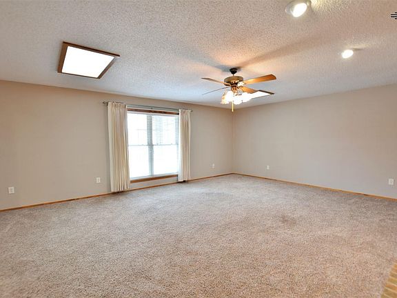 5th image of 413 E 17th Ln