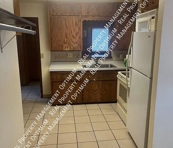 806 W 5th St #14 — Photo 1