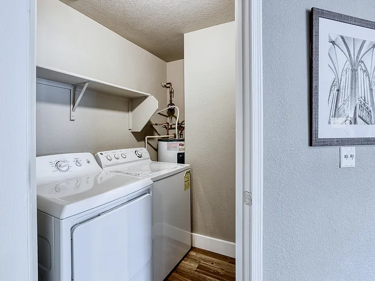 Oxford Apartments — Photo 16
