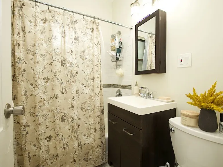 728 W Roscoe St #2 — Photo 8