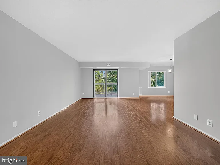 8350 Greensboro Dr #422 — Photo 6