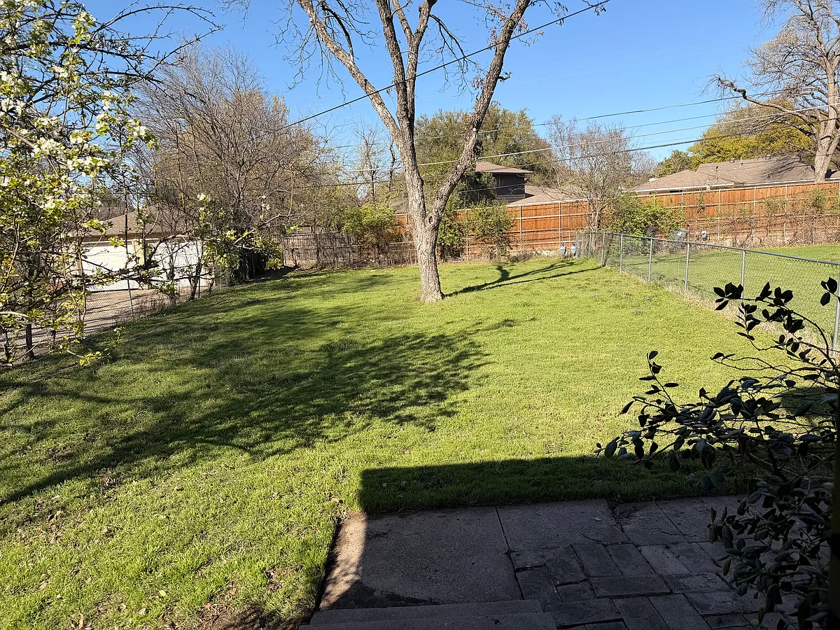 Building Photo - 1653 Mariposa Dr #1655