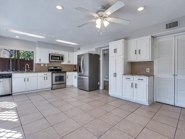 7602 Woodthrush Dr — Photo 3