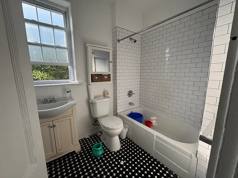 330 Van Duzer St #2 — Photo 4