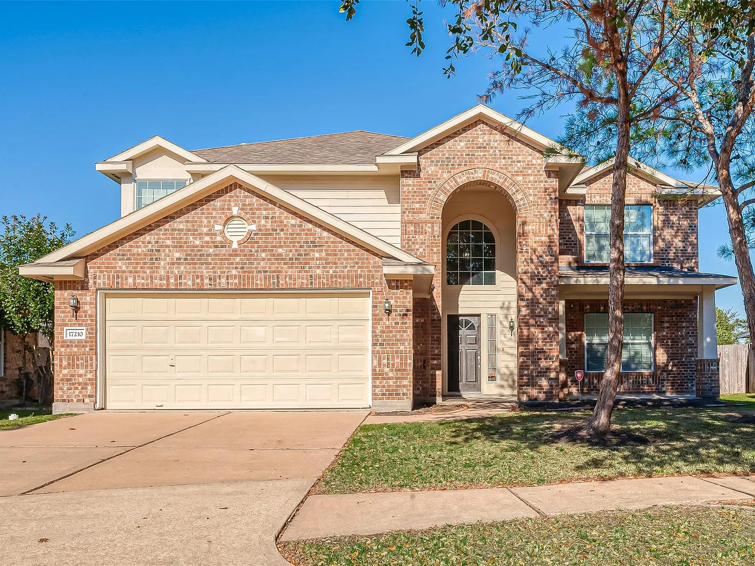 4 bed, 2.5 bath, 2766 sqft, $2,500 — Photo 4