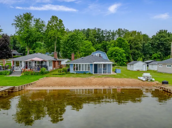 11361 S Oak Dr, Delton, MI 49046